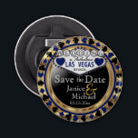 Abrebotellas Guardar el estilo de fecha Las Vegas - Azul oscuro<br><div class="desc">¿Te vas a casar pronto? Una forma divertida y única de anunciar sus planes bodas. Guarde la fecha para su Boda un Abridor de botella listo para su personalización. Con las palabras "Save the Date" en un estilo de Las Vegas en oro metálico falso, azul oscuro y negro. Nota ✔:...</div>