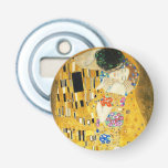 Abrebotellas Gustav Klimt La Pintura Art Nouveau del Kiss<br><div class="desc">Gustav Klimt The Kiss Vintage Art Nouveau Painting The Kiss (En alemán: Der Kuss) fue pintado por el pintor simbolista austríaco Gustav Klimt entre 1907 y 1908, el punto culminante de su época dorada, cuando pintó varias obras con un estilo dorado similar. La pintura es considerada una obra maestra de...</div>