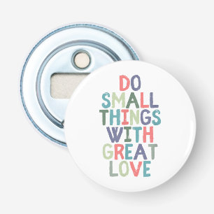 Abrebotellas Hacer cosas pequeñas con gran amor Cita camiseta d