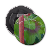 Hoja del Día de San Patricio detrás del Polo