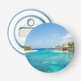 Abrebotellas Magnífica playa tropical azul con cabañas de paja