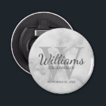 Abrebotellas Marble Personalizado Script Groomsmen<br><div class="desc">Añada un toque personal a su boda con el abridor personalizado de frascos de los padrones. Este abrebotellas presenta el nombre personalizado del groomsman en estilo de letra de escritura gris clásico con detalles bodas en estilo de fuente serif gris clásico y monograma en estilo de fuente serif gris claro...</div>