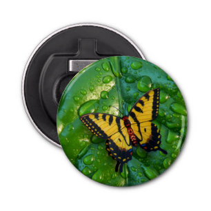 Abrebotellas Mariposa 3D moderna en hoja verde con gotas de llu