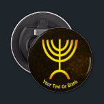Abrebotellas Menorah Flame<br><div class="desc">Una representación digital dorada y marrón de la menorah judía de siete ramificaciones (hebreo: מְ נ וֹ רָ ). Añadir nuestro propio texto. La menorah de siete ramas, utilizada en el santuario portátil establecido por Moisés en el desierto y más tarde en el Templo en Jerusalén, ha sido un símbolo...</div>