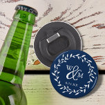 Abrebotellas Monograma elegante de la corona floral azul de la<br><div class="desc">Elegante azul marino con abrebotellas de botón redondo floral con su monograma y fecha. Idea perfecta para regalos o favores de boda para cualquier ocasión.</div>