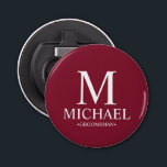 Abrebotellas Monograma y nombre de Groomsman personalizado<br><div class="desc">Regalos Groomsman personalizados modernos con monograma personalizado,  nombre del groomsman y título en blanco clásico estilo de letra serif sobre fondo rojo burdeos. También perfecto para el Mejor Hombre,  Padre de la Novia y más.</div>
