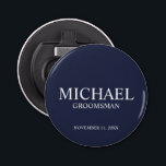 Abrebotellas Monograma y nombre de Groomsman personalizado de l<br><div class="desc">Regalos Groomsman Personalizados Modernos con el nombre,  título y fecha boda personalizados del groomsman en estilo serif blanco clásico sobre fondo azul marino. También perfecto para el Mejor Hombre,  Padre de la Novia y más.</div>