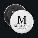 Abrebotellas Monograma y nombre de Groomsman personalizado mode<br><div class="desc">Regalos Groomsman personalizados modernos en blanco y negro con monograma personalizado,  nombre y título de un groomsman con estilo de letra serif clásico negro sobre fondo blanco. También perfecto para el Mejor Hombre,  Padre de la Novia y más.</div>