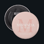 Abrebotellas Monograma y nombre de la dama de honor personaliza<br><div class="desc">Añada un toque personal a su boda con el monograma y el regalo de nombre de la dama de honor. Este diseño presenta el nombre personalizado de la dama de honor con el título y la fecha boda en blanco y monograma en color rosa rubor como fondo, en estilo clásico...</div>