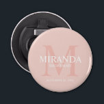 Abrebotellas Monograma y nombre de la dama de honor personaliza<br><div class="desc">Añada un toque personal a su boda con el monograma y el regalo de nombre de la dama de honor. Este diseño presenta el nombre personalizado de la dama de honor con el título y la fecha boda en blanco y monograma en color rosa rubor como fondo, en estilo clásico...</div>