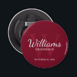 Abrebotellas Monograma y nombre de usuario de secuencias de com<br><div class="desc">Añada un toque personal a su boda con el abridor personalizado de frascos de los padrones. Este abrebotellas presenta el nombre personalizado de groomsman en estilo de letra blanco clásico con detalles bodas en estilo de fuente serif clásico blanco y monograma en estilo de fuente serif rojo burdeos claro estilo...</div>
