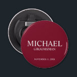 Abrebotellas Monograma y nombre del Groomsman personalizado<br><div class="desc">Regalos Groomsman personalizados modernos con el nombre,  el título y la fecha boda de un groomman personalizado en un estilo de letra serif clásico blanco sobre fondo rojo burdeos. También perfecto para el Mejor Hombre,  Padre de la Novia y más.</div>