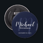 Abrebotellas Navy Blue Modern Script Personalizado Groomsmen<br><div class="desc">Añada un toque personal a su boda con el abridor personalizado de frascos de los padrones. Este abrebotellas presenta el nombre personalizado de los groomsmen con estilo de letra de escritura blanco moderno y monograma en azul marino claro estilo de letra moderno estilo de escritura como fondo con título y...</div>