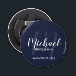 Abrebotellas Navy Blue Modern Script Personalizado Groomsmen<br><div class="desc">Añada un toque personal a su boda con el abridor personalizado de frascos de los padrones. Este abrebotellas presenta el nombre personalizado de los groomsmen con estilo de letra de escritura blanco moderno y monograma en azul marino claro estilo de letra moderno estilo de escritura como fondo con título y...</div>