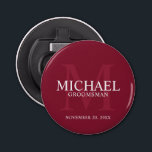 Abrebotellas Nombre y monograma de los Groomsmen personalizados<br><div class="desc">Añada un toque personal a su boda con el abridor personalizado de frascos de los padrones. Este abrebotellas presenta el nombre personalizado del groomsman con el título y la fecha boda en blanco y monograma en rojo burdeos claro como fondo, en estilo clásico serif, con fondo rojo burdeos. También perfecto...</div>