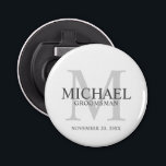 Abrebotellas Nombre y monograma de los Groomsmen personalizados<br><div class="desc">Añada un toque personal a su boda con el abridor personalizado de frascos de los padrones. Este abrebotellas presenta el nombre personalizado del groomsman con el título y la fecha boda en gris y monograma en gris claro como fondo, en estilo clásico serif, sobre fondo blanco. También perfecto para el...</div>