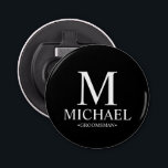 Abrebotellas Nombre y monograma del Groomsman personalizado neg<br><div class="desc">Regalos Groomsman personalizados modernos en blanco y negro con monograma personalizado,  nombre y título de un groomsman en estilo de fuente clásico blanco sobre fondo negro. También perfecto para el Mejor Hombre,  Padre de la Novia y más.</div>