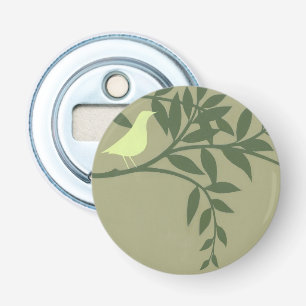 Abrebotellas Pájaro verde encaramado en rama verde