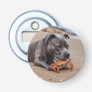 Abrebotellas "Playside Pals: un Staffy y su compañero de cangre
