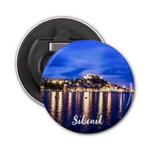 Abrebotellas Puerto iluminado en Sibenik, Croacia