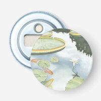 Reflexión sobre el estanque de Koi con peces y lir