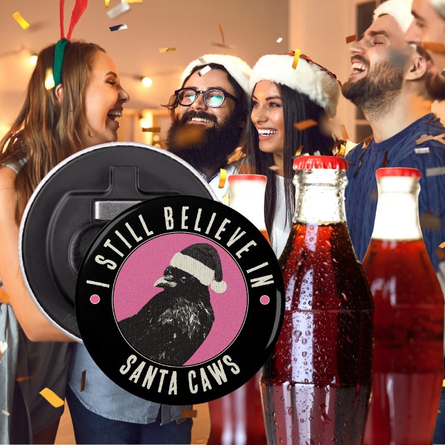 Abrebotellas Relleno de calcetín gótico rosa y negro de cuervo (Cute and functional, this "I still believe in Santa Caws" button bottle opener is a fun party add-on)