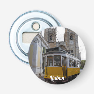 Abrebotellas Tranvía amarillo en la Catedral de Lisboa en Portu