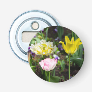 Abrebotellas Tulipanes blancos, rosas y amarillos en el jardín