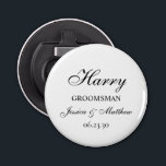 Abridor de botellas personalizado con guión grooms<br><div class="desc">Este abrebotellas de botón muy clásico y tradicional con la palabra Groomsman (que es el personalizable para cualquier miembro de la fiesta de bodas), el nombre del novio con una letra de guion, los nombres de la novia y del novio, y su fecha de boda sería perfecta para los padrinos....</div>