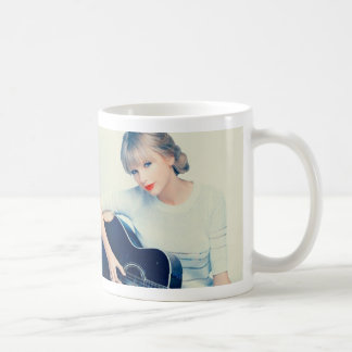 abrigo alrededor de la taza de la foto