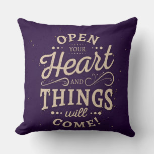 Abrir el almohada decorativa del corazón
