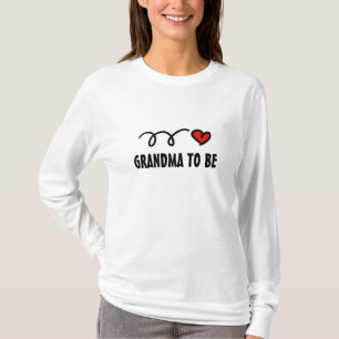 Abuela a ser camisa para el bebé recién nacido