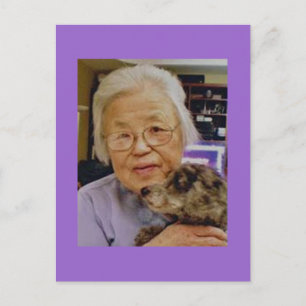 Abuela con postal de perro