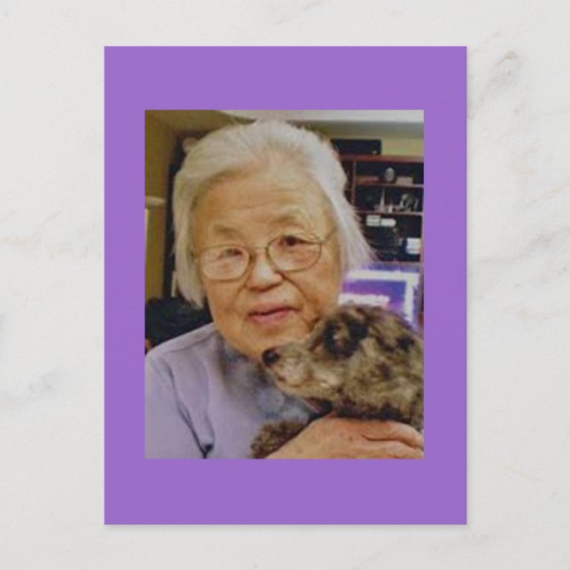 Abuela con postal de perro (Anverso)