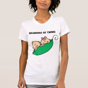 Abuela de gemelos con polos y regalos