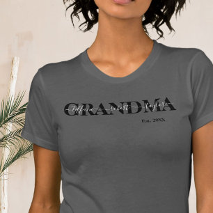 Abuela de moda con niños nombra camiseta de año