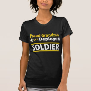 Abuela orgullosa de encargo de una camisa