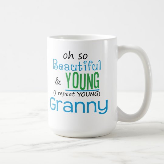 Abuelita hermosa y joven taza de café