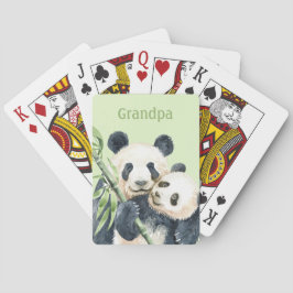 Abuelo con nietos jugando cartas | Pandas