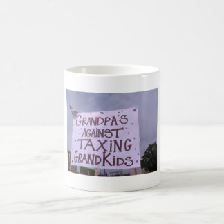 Abuelo contra gravar la taza de café de los