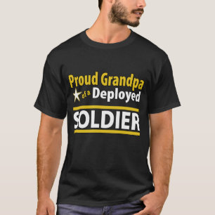 Abuelo orgulloso de encargo de una camisa