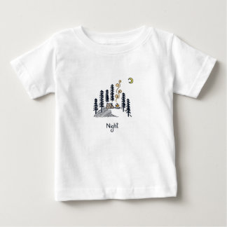 Acampando En El Bosque Con Camiseta De Noche