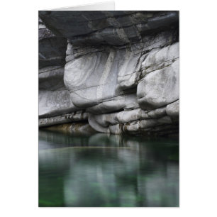 Acantilado rock redondeado por río Verzasca