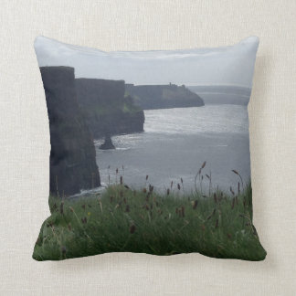 Acantilados de la almohada del irlandés de Moher