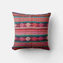 Aclarar la decoración con almohadas de Kilim