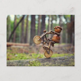 Acorn elf montando la postal de la bicicleta