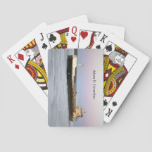 Adam E. Cornelius jugando cartas