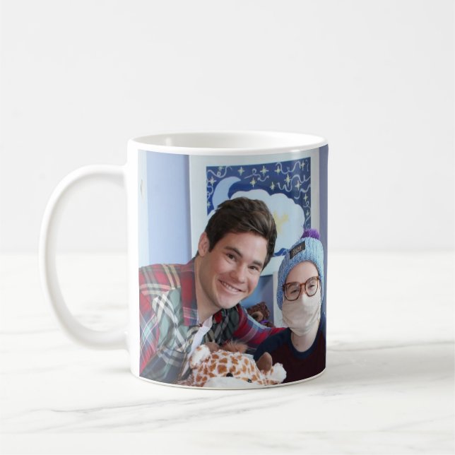 Adán Devine y taza de Breanna (Izquierda)