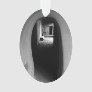 Adobe Passageway: Ornamento de fotos del suroeste