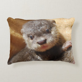 Adorable almohada de tiro de nutria de bebé
